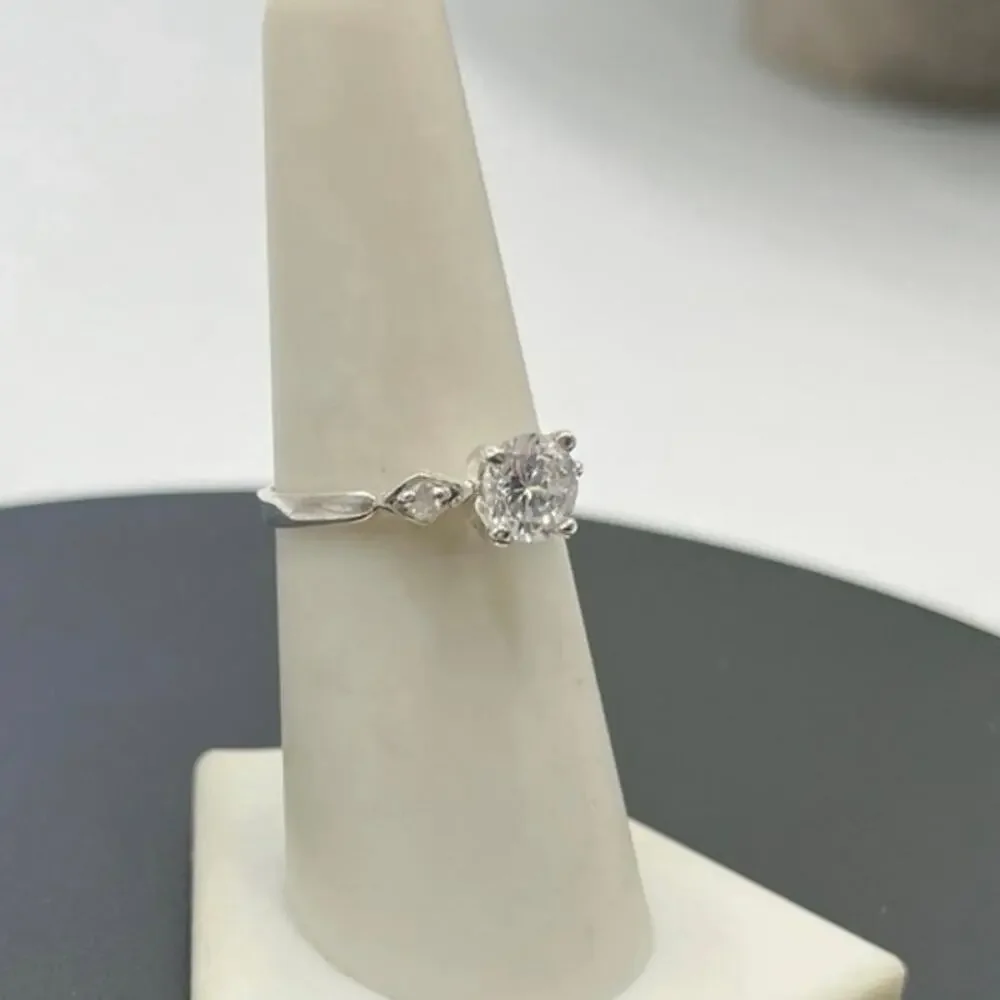 Designer Solitaire CZ Sterling Silver Sz 7 makers mark 2 grams Engagement‎  Ring